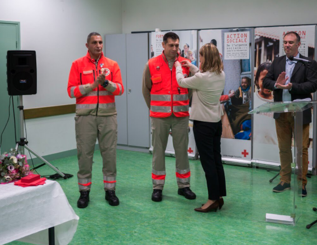 Croix-Rouge de Bagneux : je remets la médaille de la Sécurité intérieure à deux bénévoles